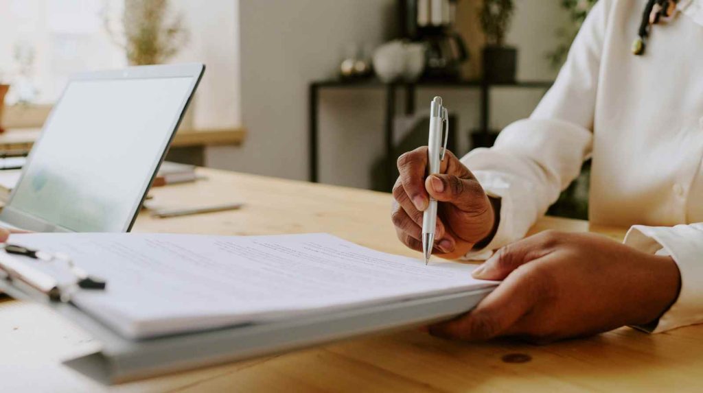 Comment limiter sa responsabilité financière dans un contrat de prestation de services B2B